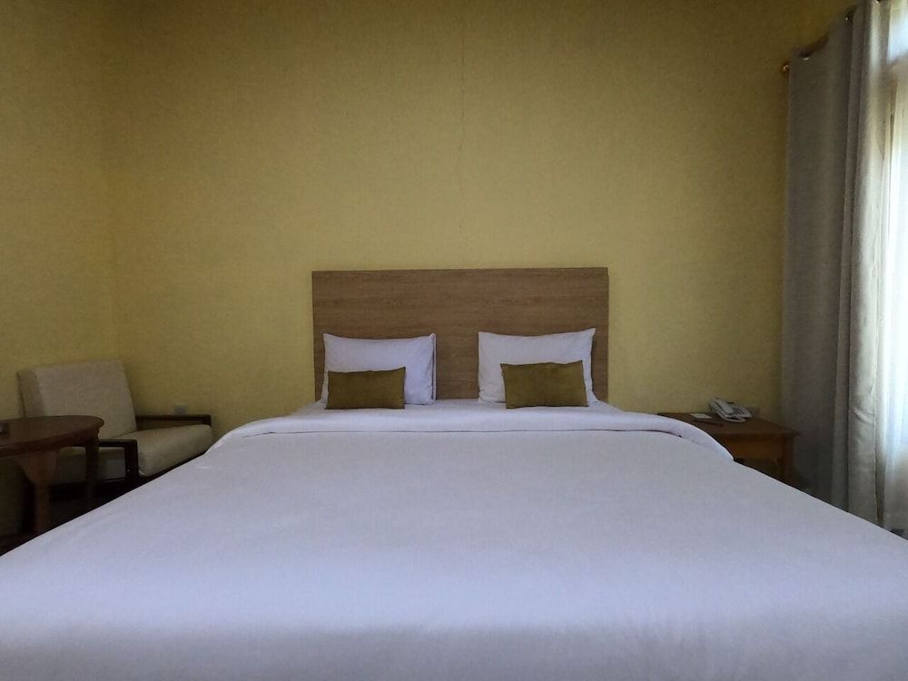 EduTel Deluxe Double Room 7