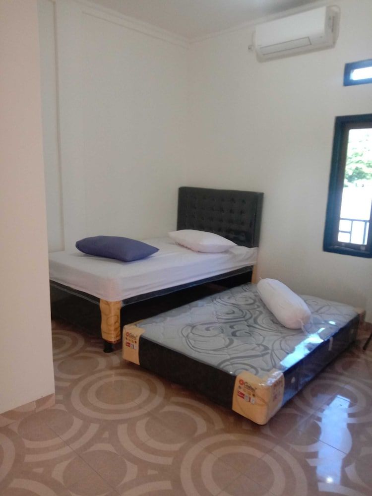 undefined EXPRESS O 91722 Home Stay Dan Sewa Mobil Jhon's Family 9