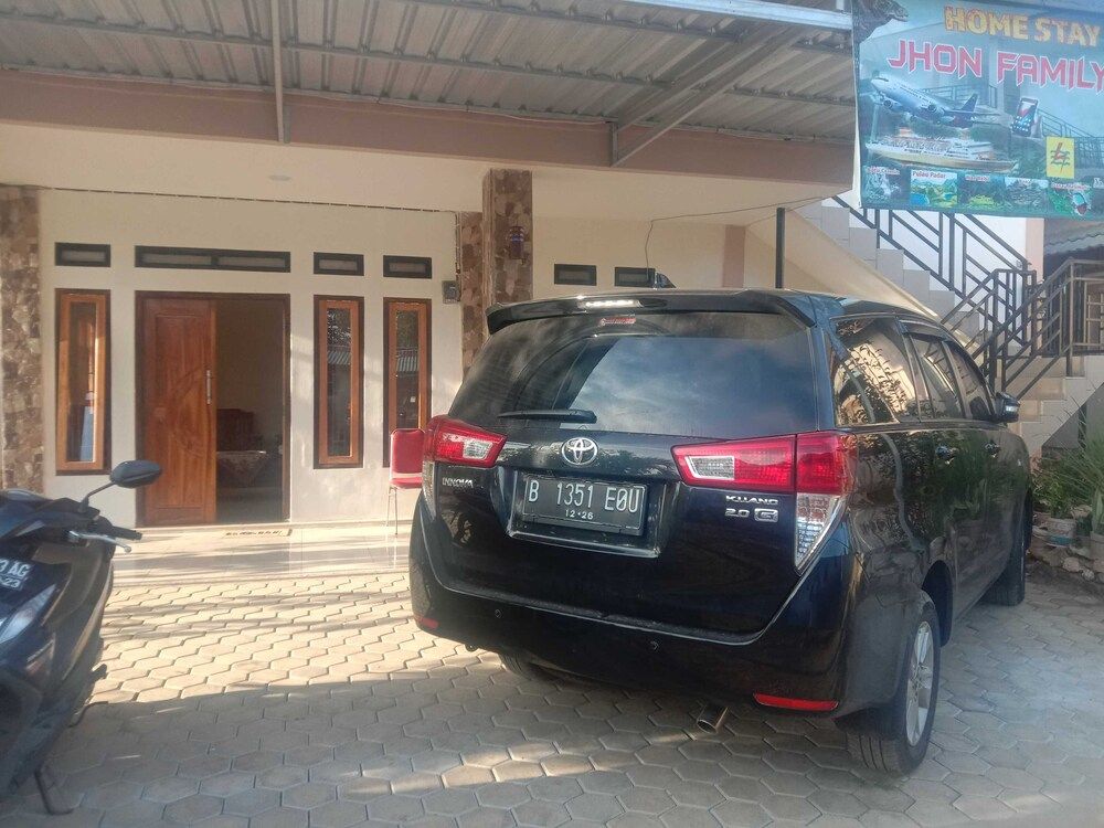 undefined EXPRESS O 91722 Home Stay Dan Sewa Mobil Jhon's Family 5