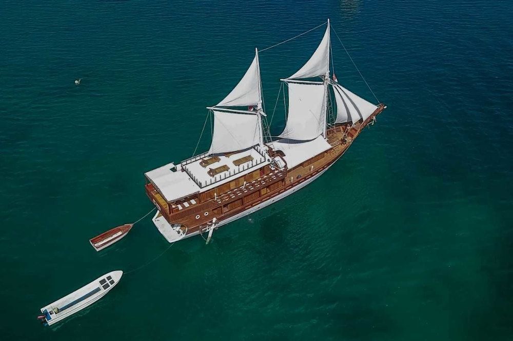 undefined Helena Liveaboard 7