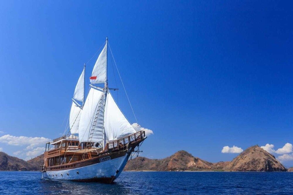 undefined Helena Liveaboard 8