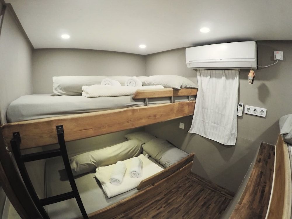 undefined Regina Liveaboard 2