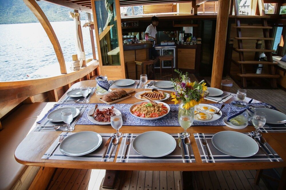 Tanaka Liveaboard Cabin 13