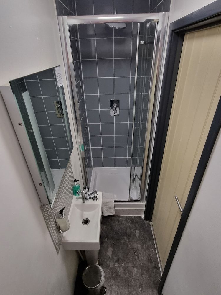 The Red Lion Standard Double Room, Ensuite 5