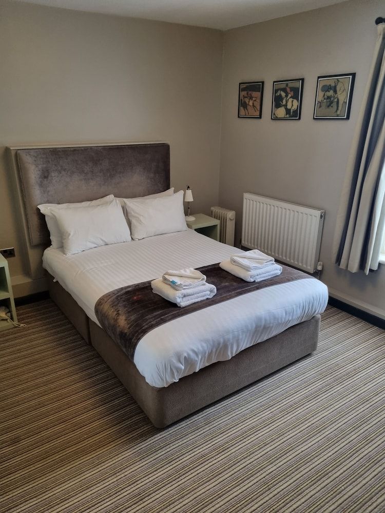 The Red Lion Standard Double Room, Ensuite 2