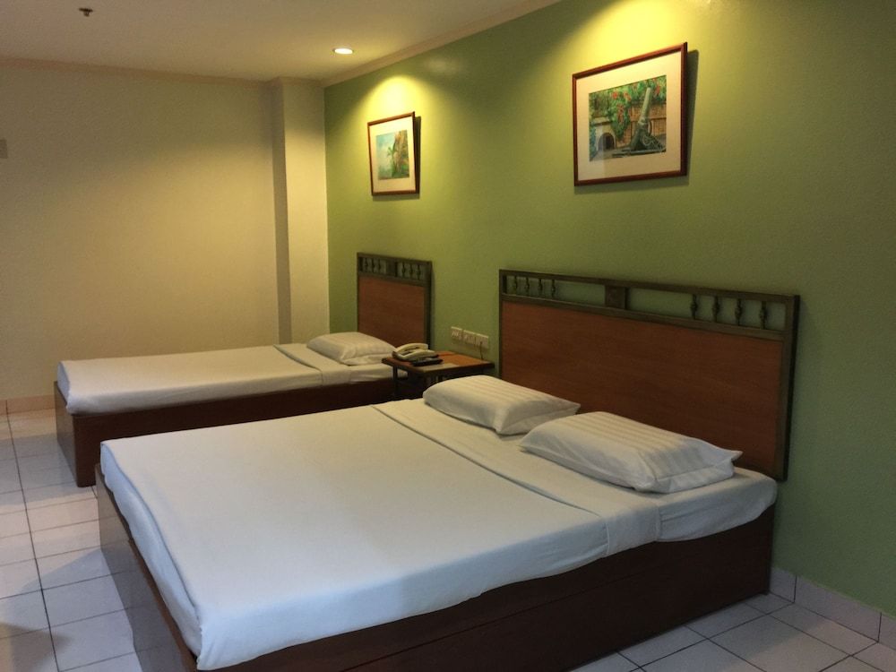 undefined Golden Valley Hotel 6