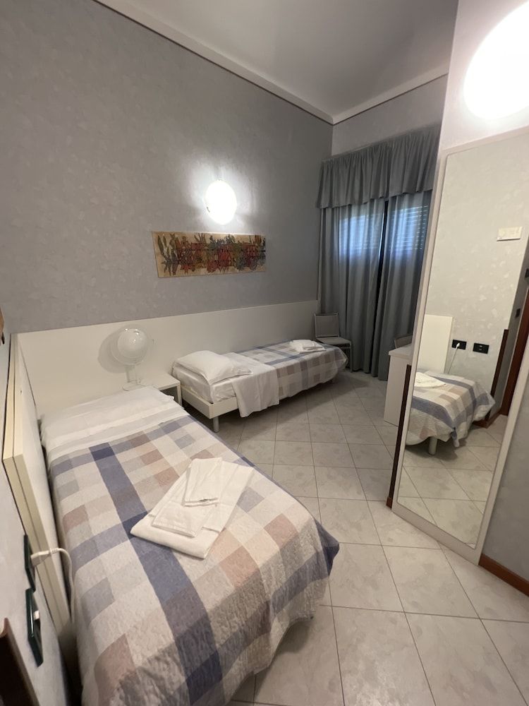 Hotel Mondial Comfort Single Room 3