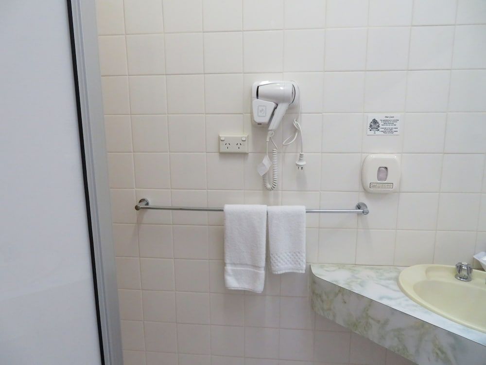 Golden Harvest Motor Inn Family Room One Queen and Three Singles 3