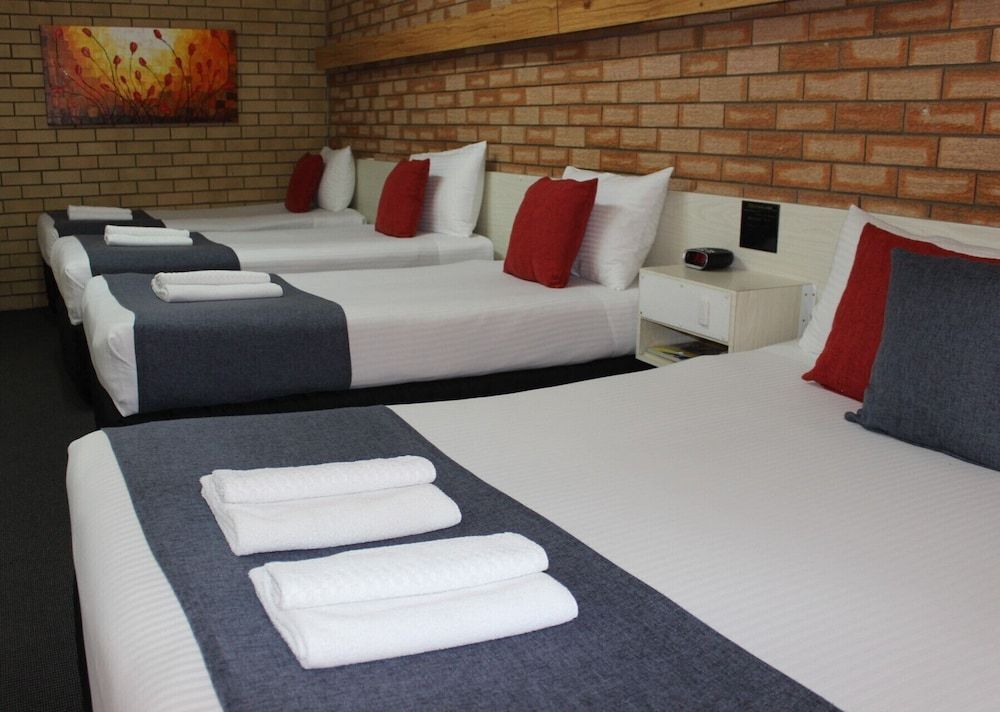 Golden Harvest Motor Inn Family Room One Queen and Three Singles 2