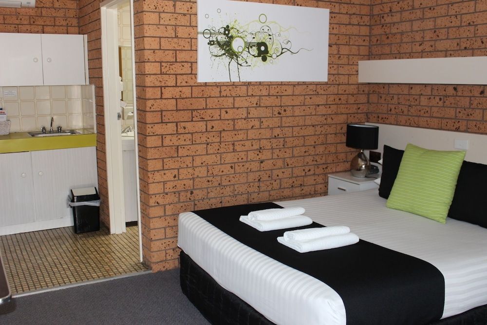 Golden Harvest Motor Inn Deluxe Room, 1 Queen Bed, Kitchenette