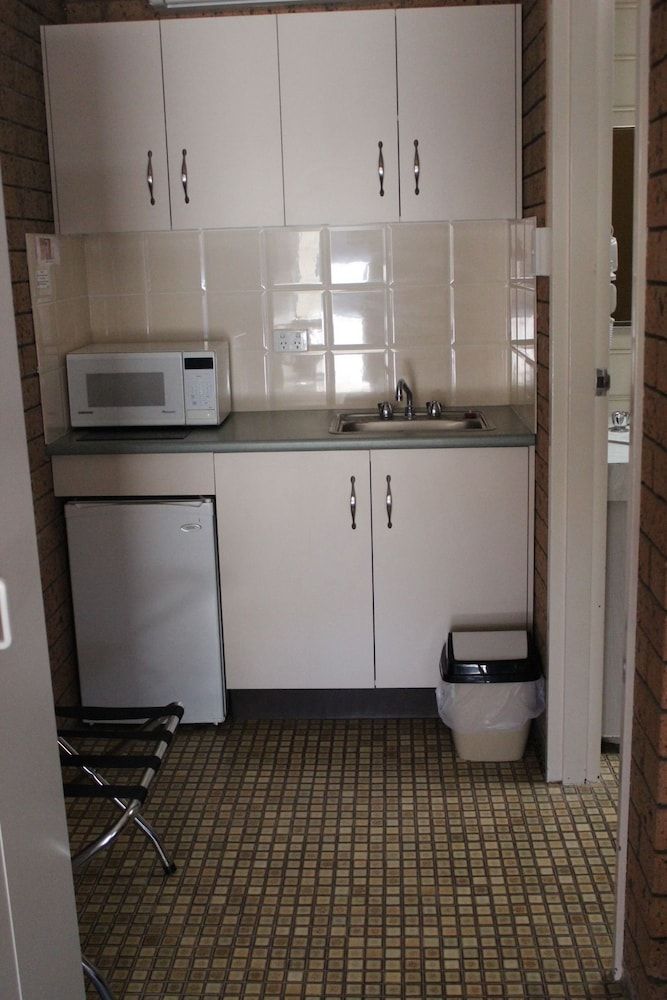 Golden Harvest Motor Inn Deluxe Room, 1 Queen Bed, Kitchenette 3