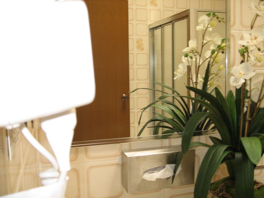 Golden Harvest Motor Inn Deluxe Room, 1 Queen Bed, Kitchenette 4