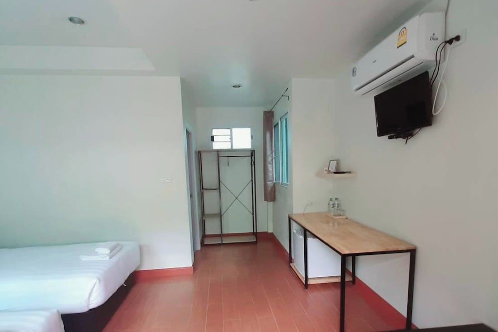 Phenwaree Amphawa Resort Twin Room, Pool Access 7