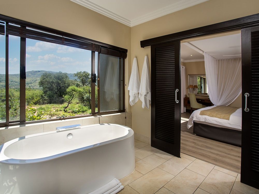 Deep soaking bathtub