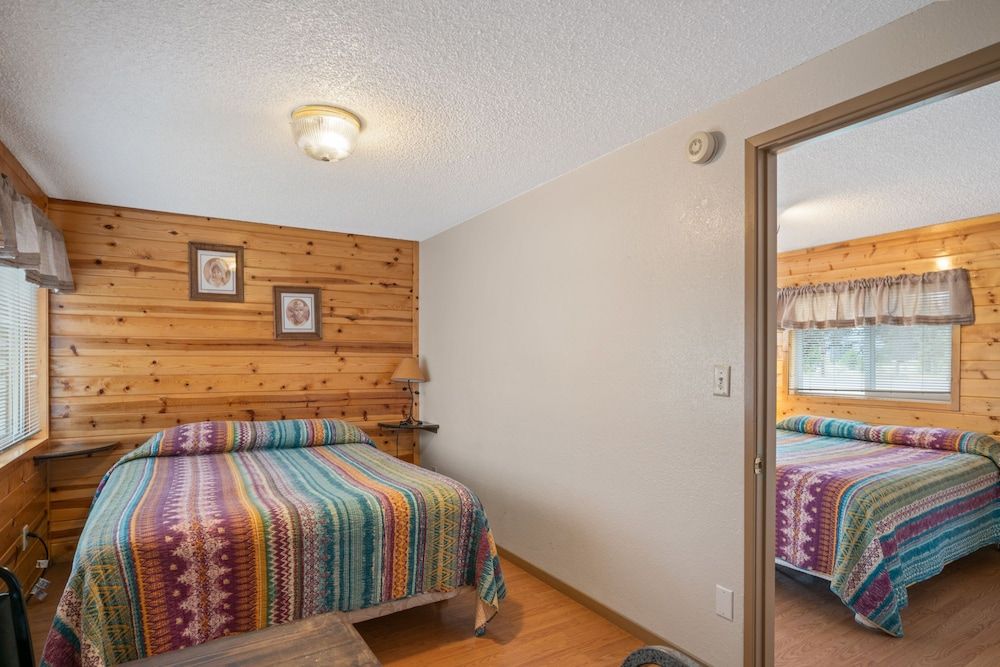 Crater Lake Resort Comfort Cabin, 1 Queen Bed with Sofa bed, Courtyard Area 3