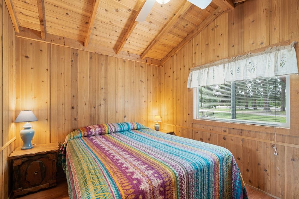Crater Lake Resort Comfort Cabin, 1 Queen Bed with Sofa bed, Courtyard Area 2