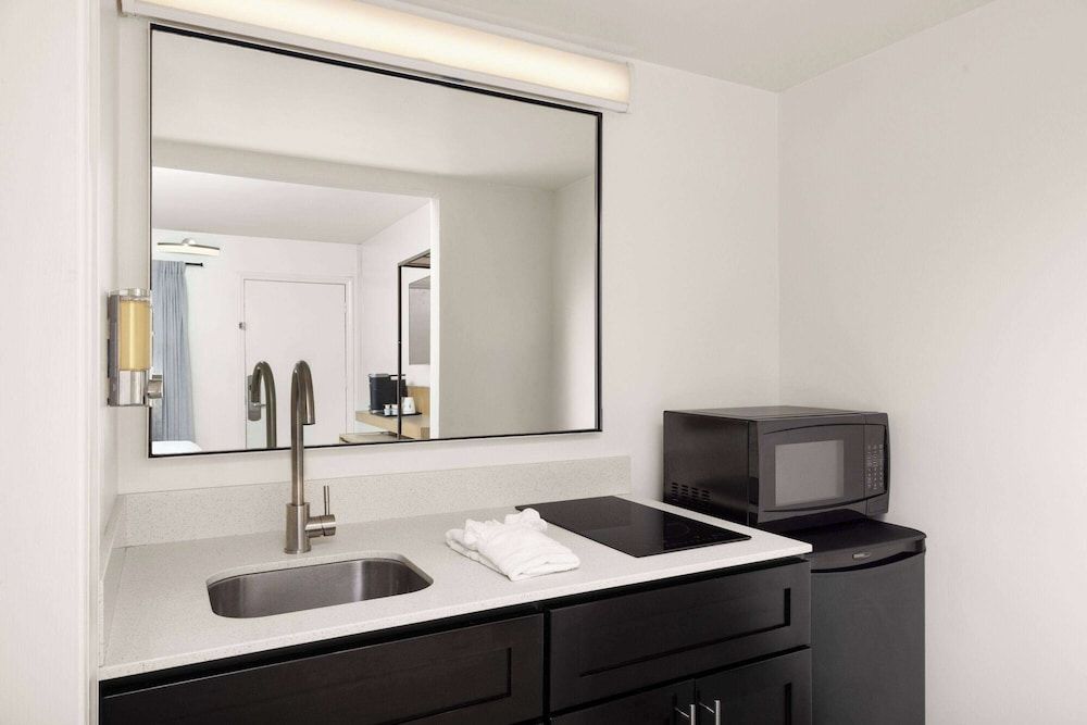 Hotel Manteo, Trademark Collection by Wyndham Room, 1 King Bed, Non Smoking (Efficiency) 2