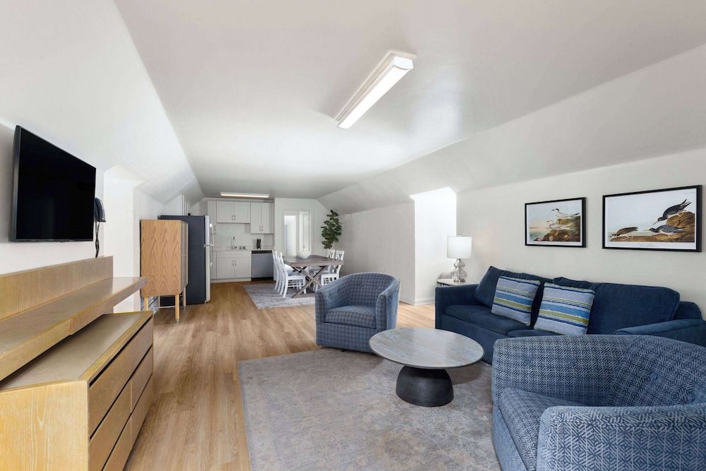 Hotel Manteo, Trademark Collection by Wyndham Deluxe Suite, 1 King Bed with Sofa bed, Non Smoking 2