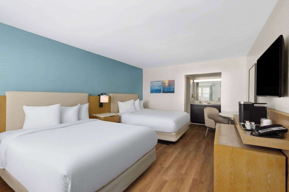 Hotel Manteo, Trademark Collection by Wyndham Room, 2 Queen Beds, Non Smoking (Efficiency) 3