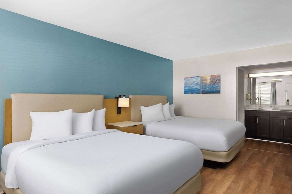 Hotel Manteo, Trademark Collection by Wyndham Room, 2 Queen Beds, Non Smoking (Efficiency)