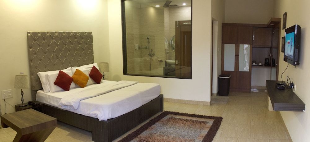 Hotel Mohan Continental Executive Room (City or No View) 2