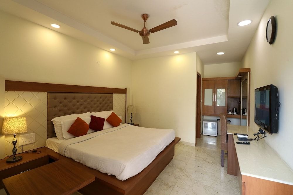 Hotel Mohan Continental Executive Room (City or No View)