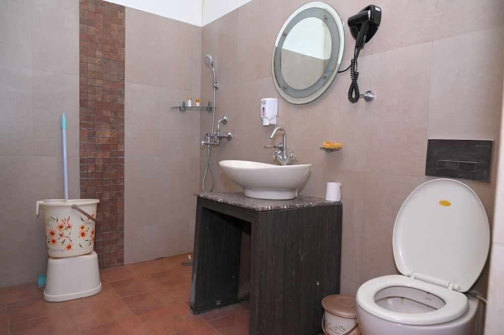 Hotel Mohan Continental Executive Room (City or No View) 3