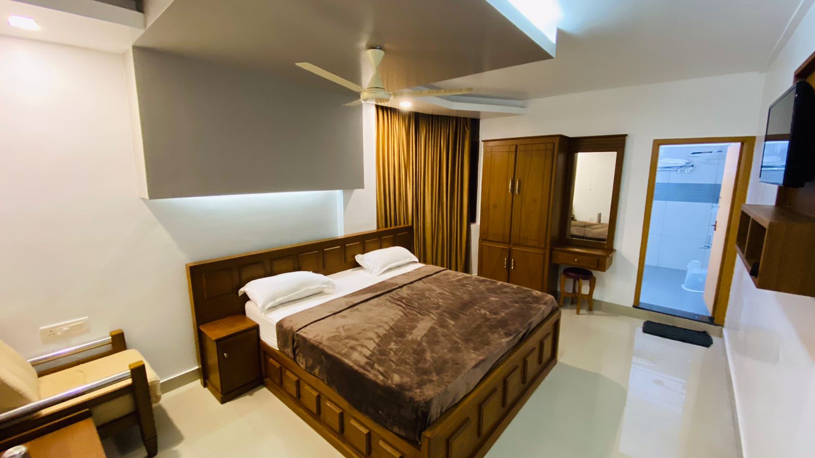 Hotel Mohan Continental Deluxe Room (for Single Person) 2