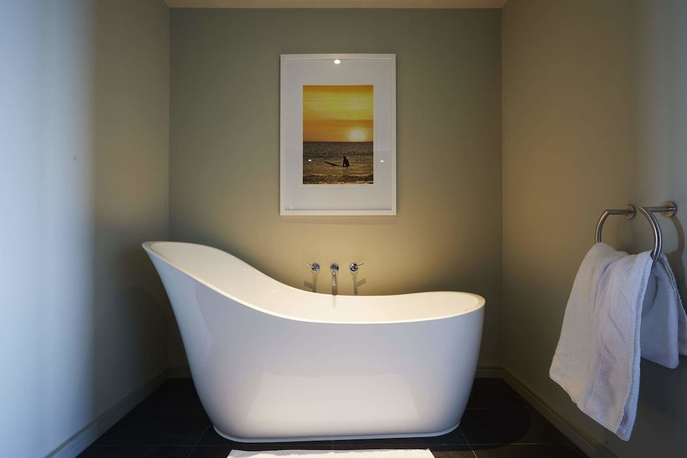 Deep Soaking Bathtub