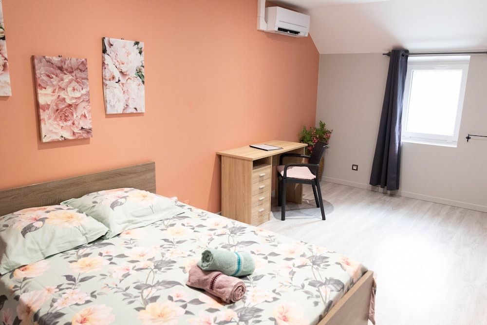 Le Domaine de la Clarté Comfort Double Room, Shared Bathroom (3 Chambre à la campagne)