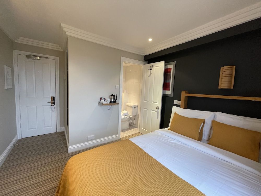 Shandon Hotel Economy Double Room 3