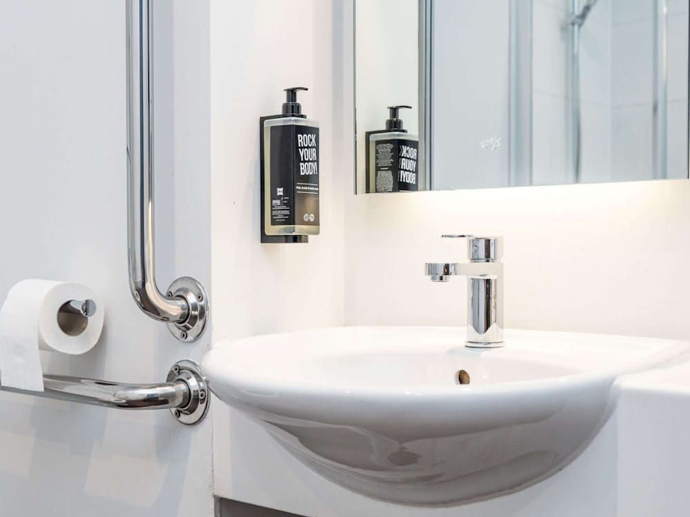 ibis Coleraine Riverside Standard Double or Twin Room, 2 Twin Beds 7