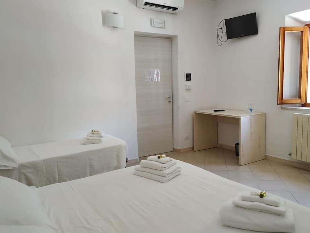 Hotel La Smorfia Superior Triple Room, Private Bathroom 2