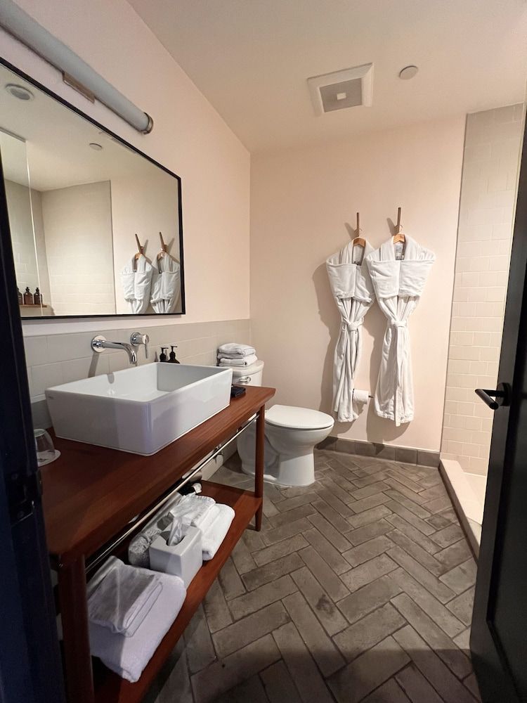 Timber Cove Resort Room (Cove View) 5