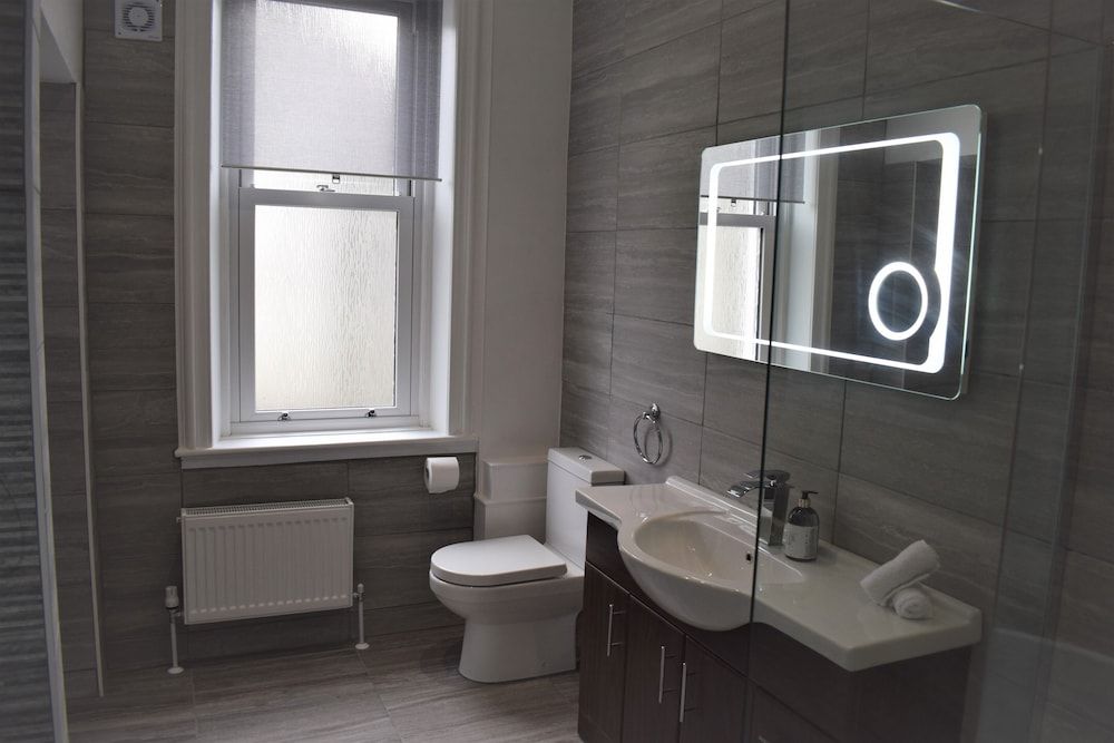 Superior Double Room, Ensuite (Rosewood)