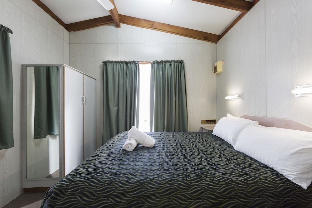 Grevillea Cabin (2 Bedroom)