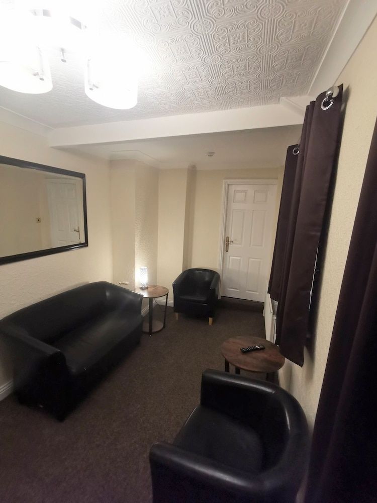 The Redwell Inn Superior Double Room, Ensuite, Garden View (Deluxe King with Lounge) 5