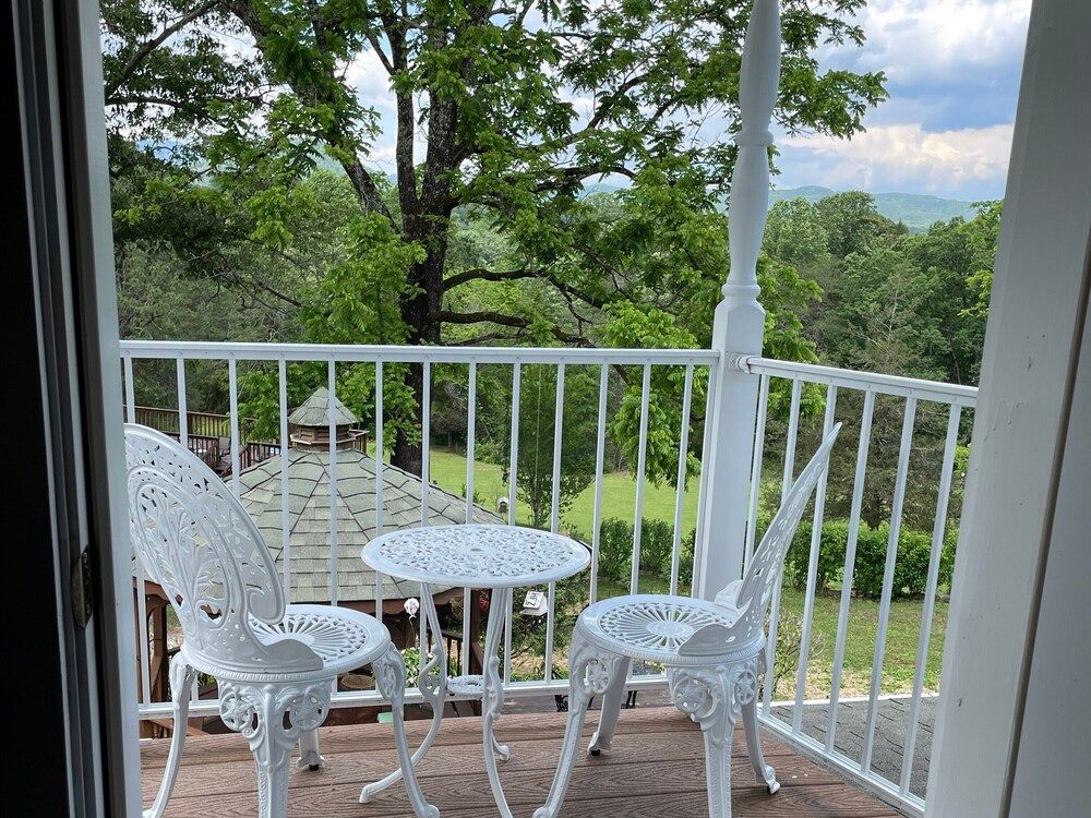 The Sautee Inn Bed & Breakfast Sweetheart Room 2