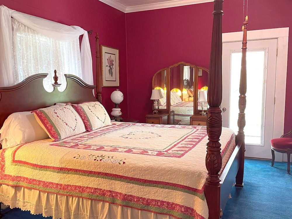 The Sautee Inn Bed & Breakfast Sweetheart Room