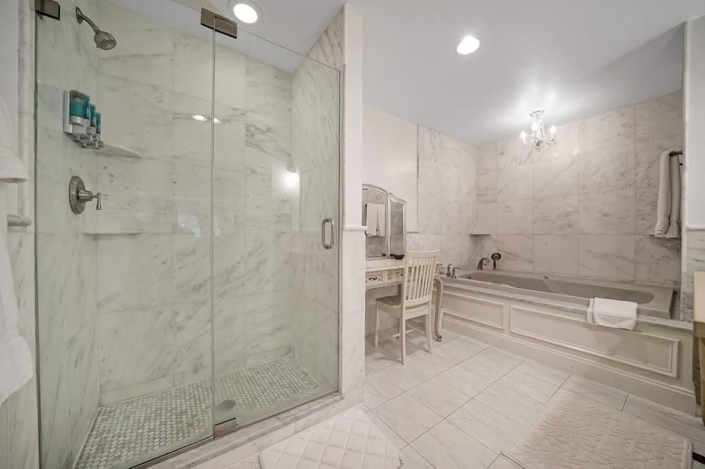 Cromwell Manor Inn Cromwell Suite, Luxury King, Jacuzzi