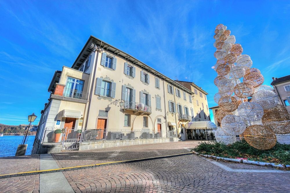 undefined La Voce Del Lago Pied Dans L' Eau