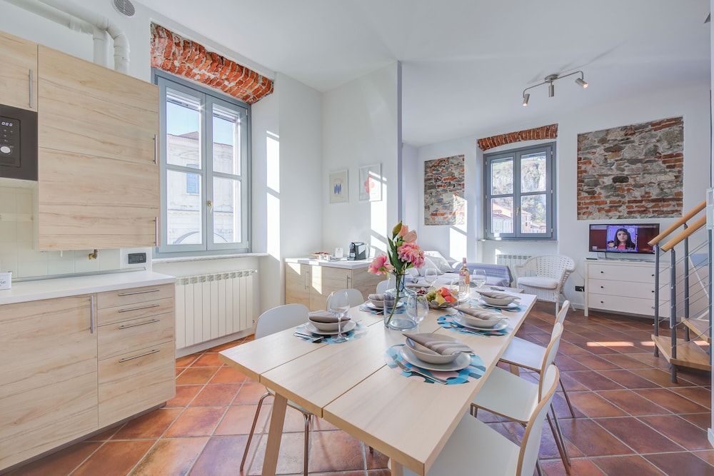 undefined La Voce Del Lago Pied Dans L' Eau 5