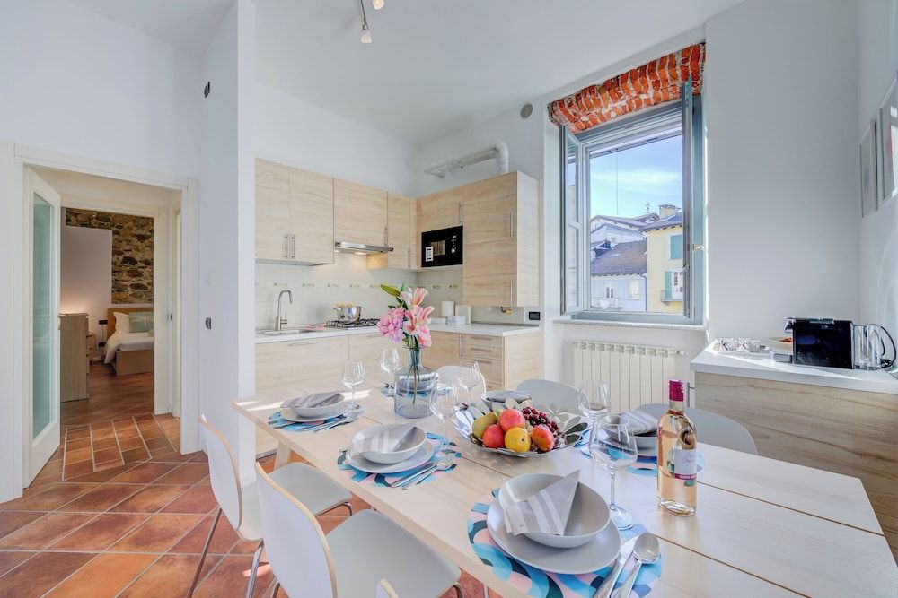 undefined La Voce Del Lago Pied Dans L' Eau 6