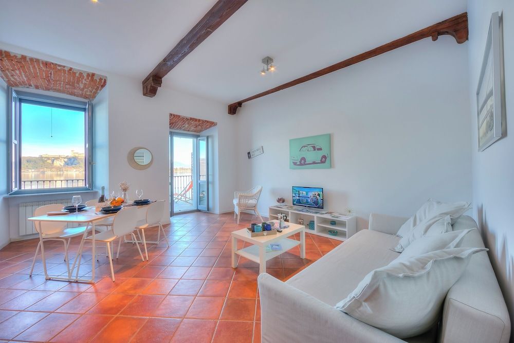 undefined Volo Di Gabbiani Pied Dans L' Eau 9