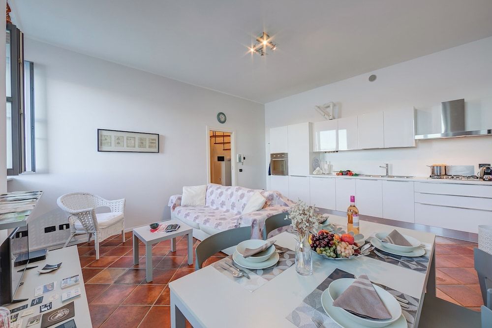 undefined Incanto Sul Lago Pied Dans L' Eau 5