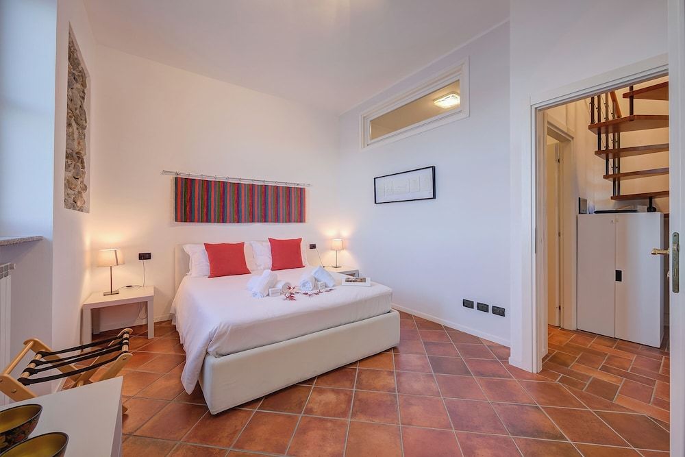 undefined Incanto Sul Lago Pied Dans L' Eau 10