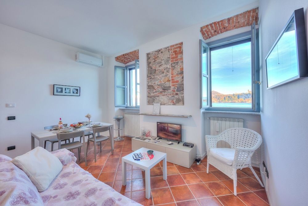 undefined Incanto Sul Lago Pied Dans L' Eau 6