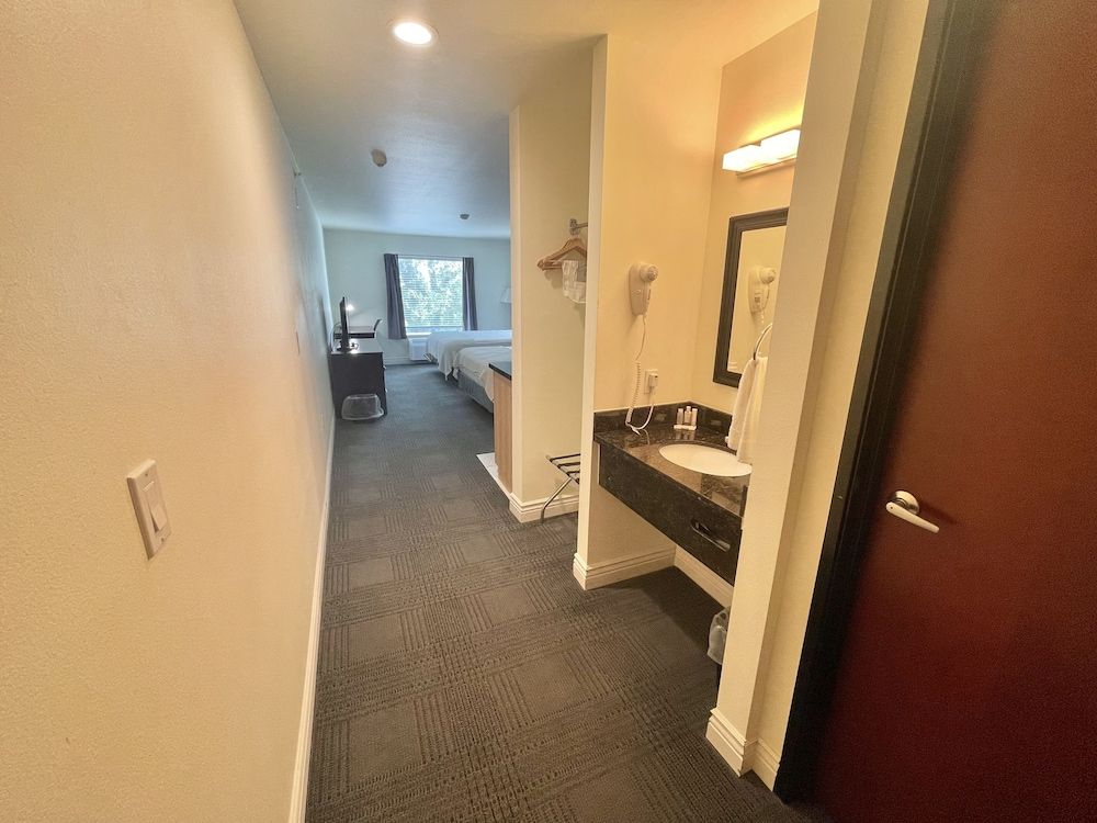 FairBridge Inn & Suites Cuero Standard Room, 2 Queen Beds, Non Smoking, Kitchenette 4