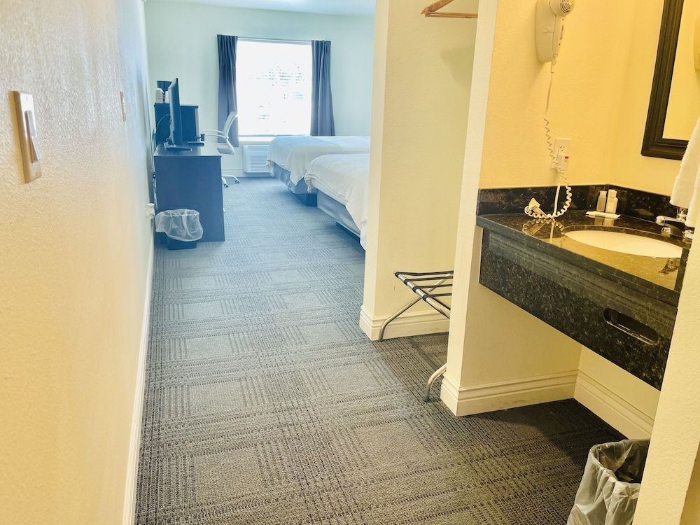 FairBridge Inn & Suites Cuero Design Room, 2 Queen Beds, Non Smoking 4