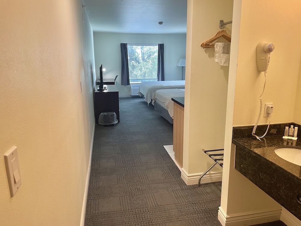 FairBridge Inn & Suites Cuero Standard Room, 2 Queen Beds, Non Smoking, Kitchenette 7